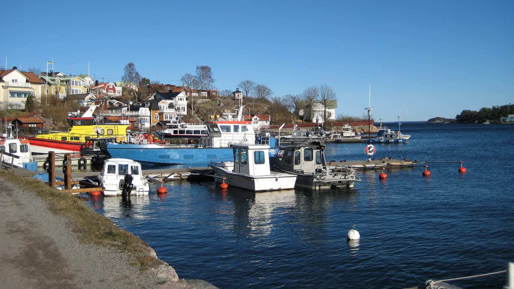 Small boats, jetties and white houses along Dalarö harbour