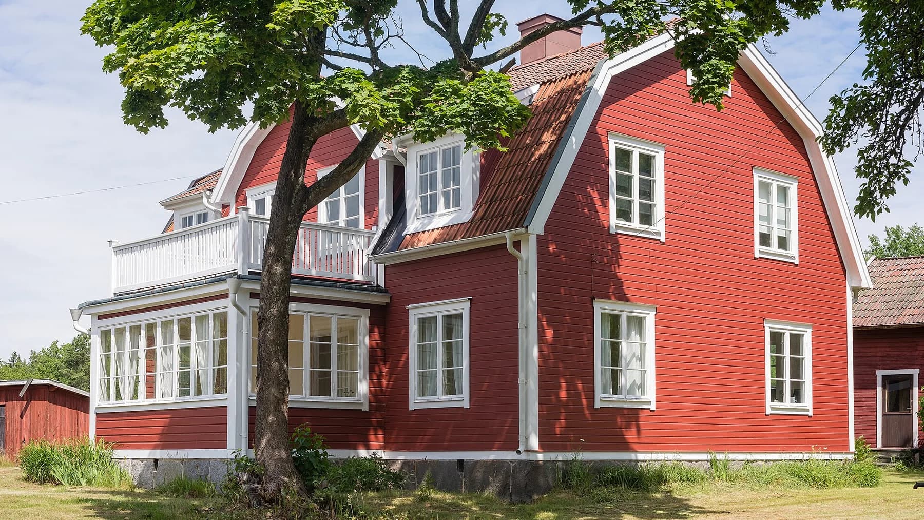 Traditionellt rött skärgårdshus i Gällnös gröna kulturlandskap