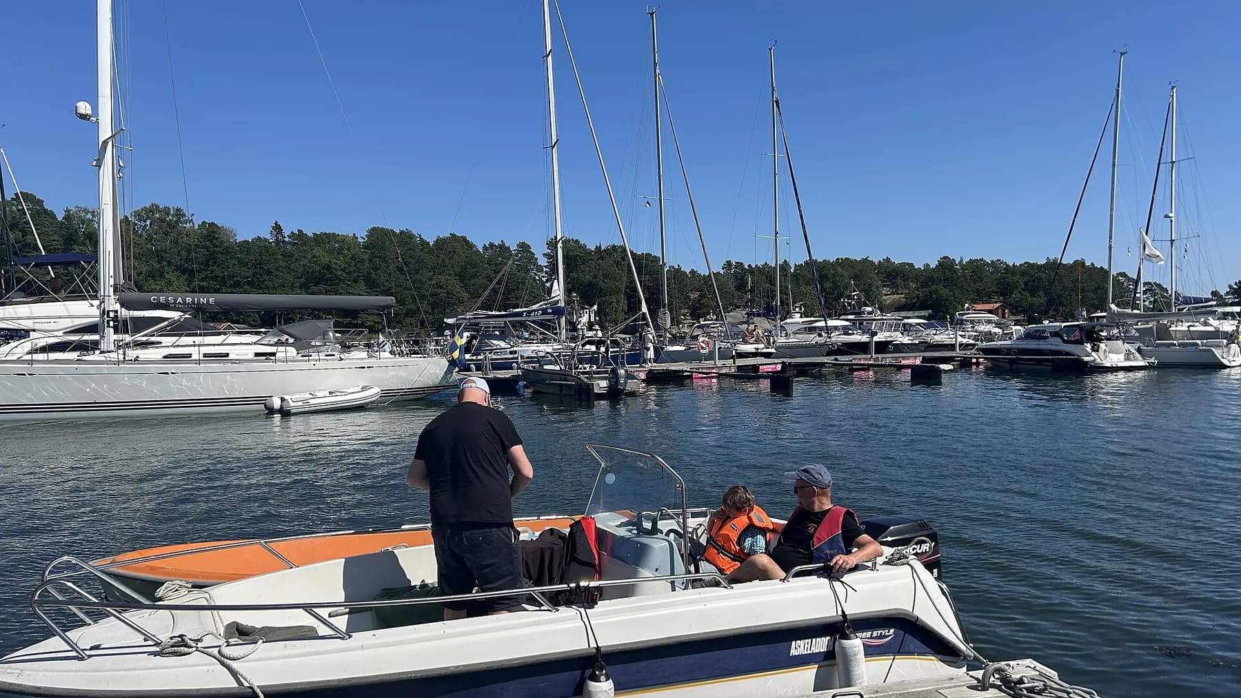 Segelbåtar och sommarliv i Ingmarsö gästhamn