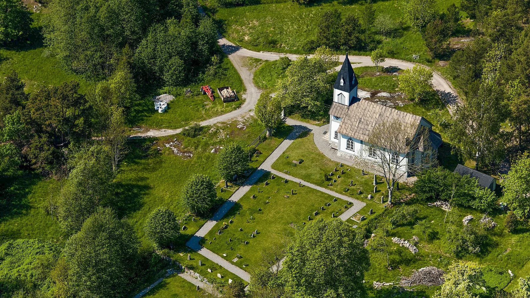 Nämdö kyrka och det gröna kulturlandskapet sedda från luften