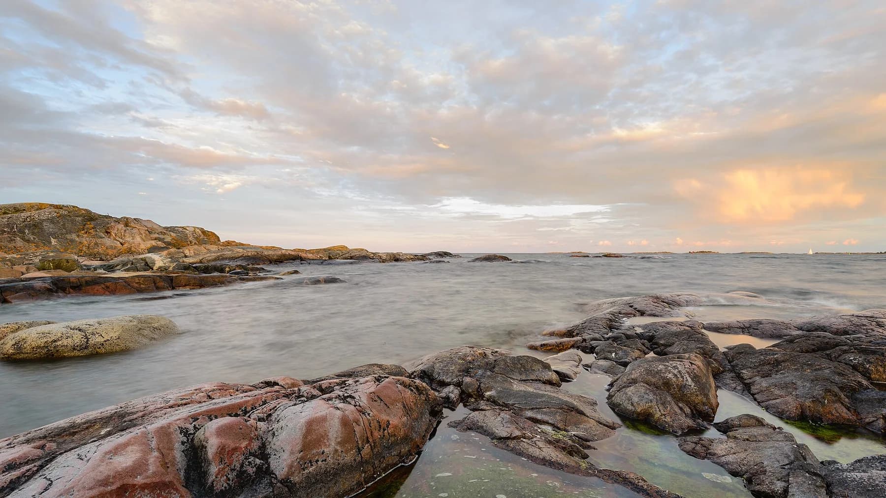 Solnedgång över klippor och öppet hav vid Sandhamn